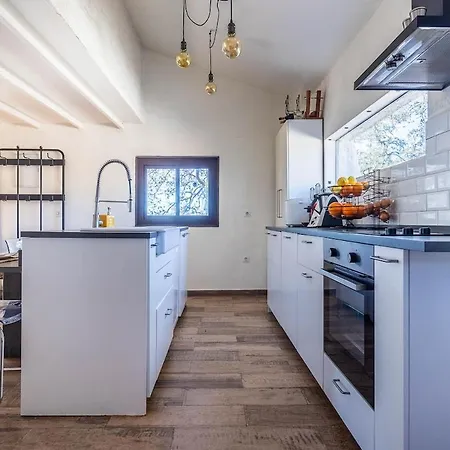 Modern Comforts And Rustic Charm Prázdninový dům