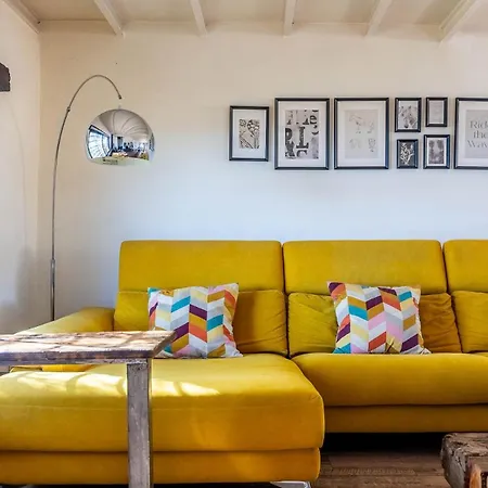 Modern Comforts And Rustic Charm Prázdninový dům