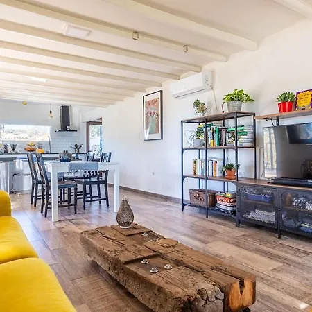 Modern Comforts And Rustic Charm بيت للعطل